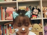 小姐姐手里的棉花糖图片,小姐姐手捧棉花糖的温馨画面